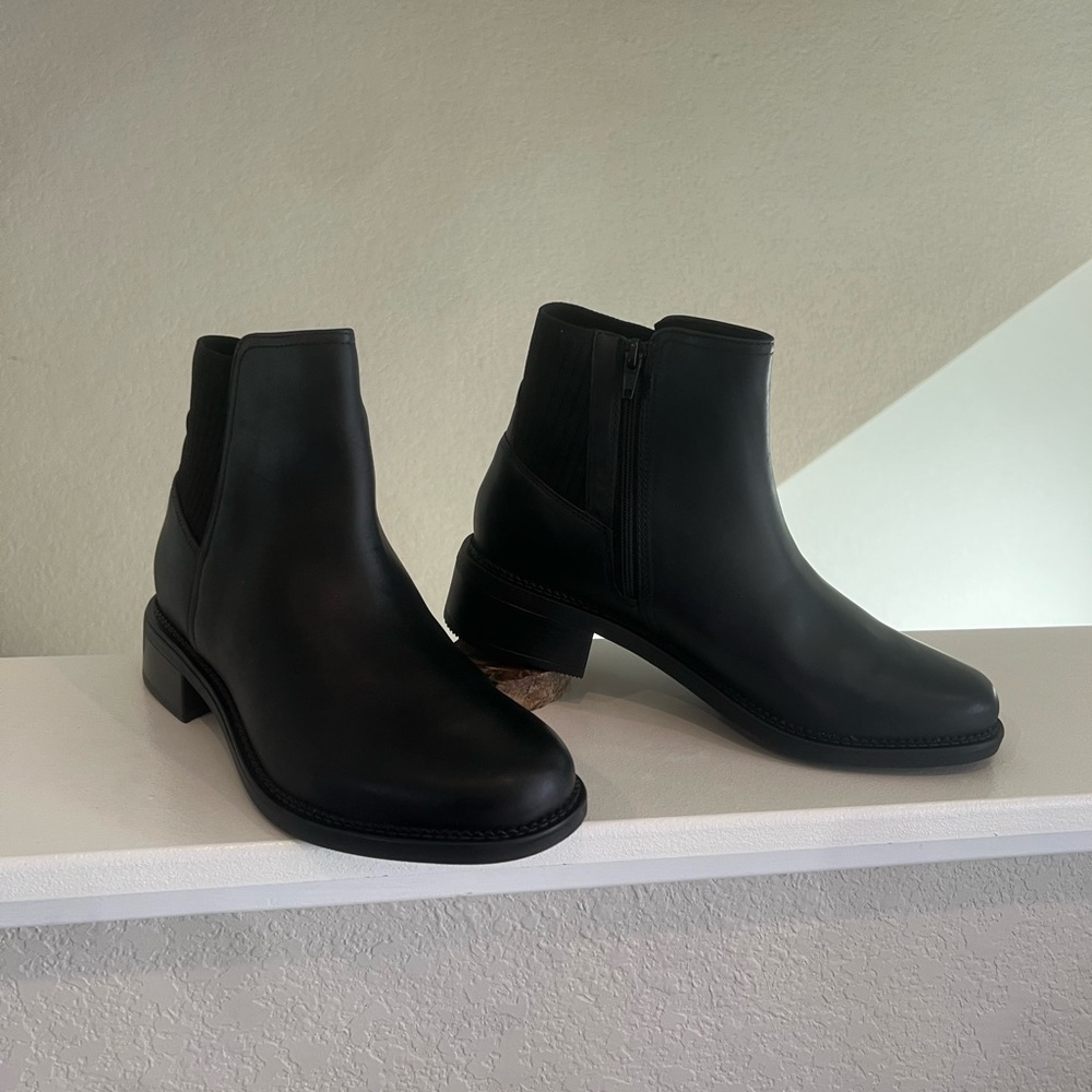 Clarks Black Leather Ankle Booties SIZE 8.5